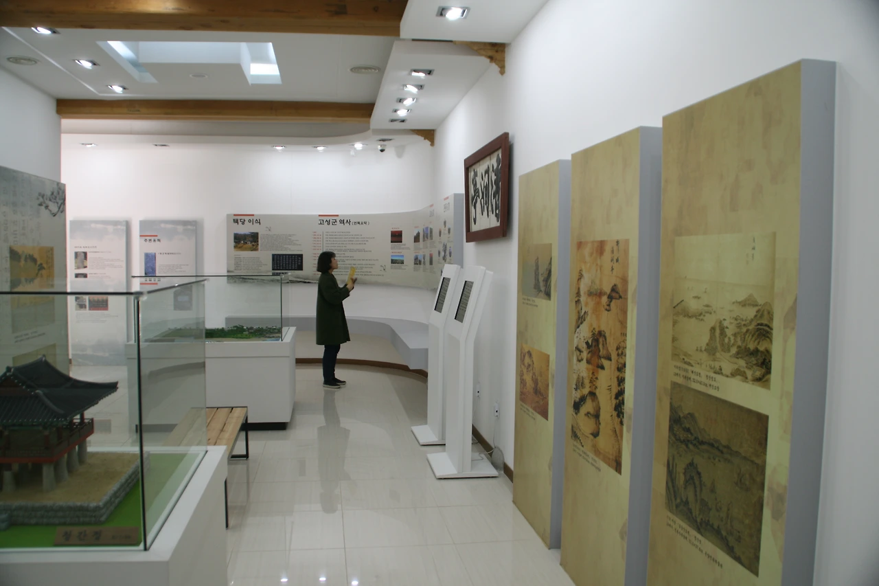 사진5-청간정자료전시관에 가면 청간정을 담은 회화와 글을 만날 수 있다..JPG