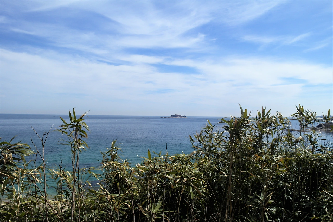 사진4-하늘과 바다의 조화. 그 가운데 죽도도 보인다..JPG