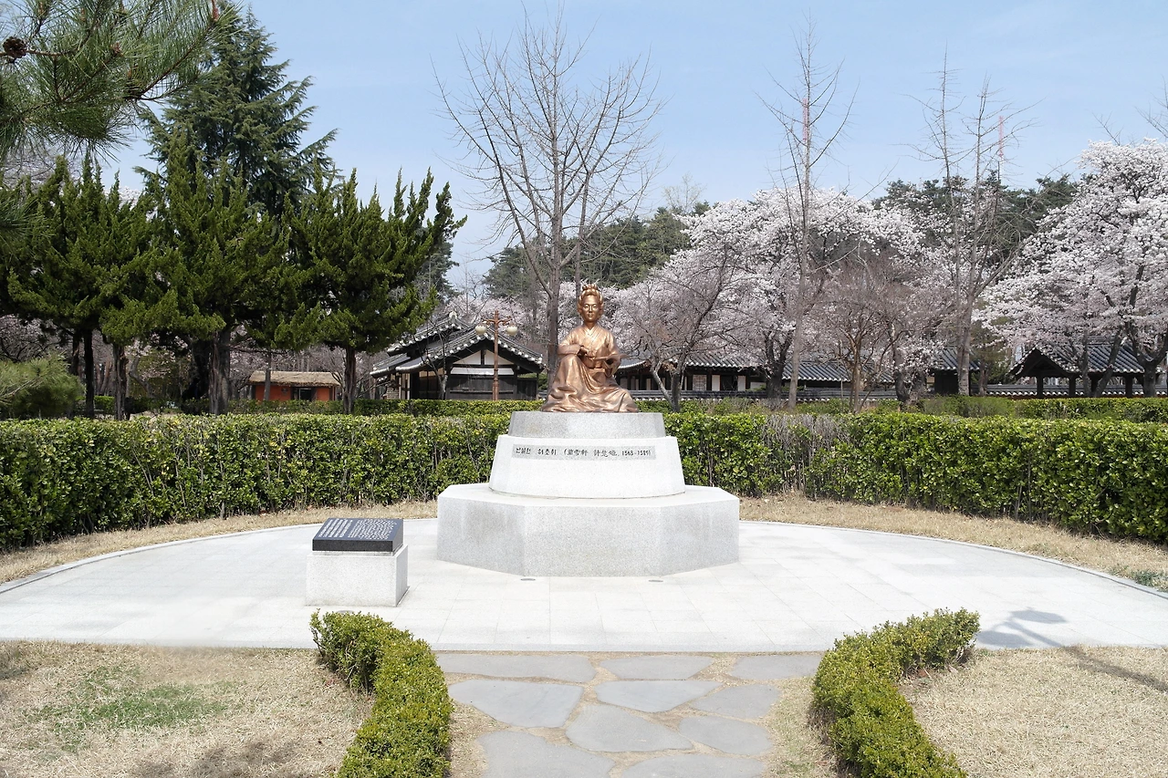 사진15-그녀는 일찍 세상을 떠났지만 그녀의 글은 지금까지 숨 쉬며 깊은 감명을 준다..JPG