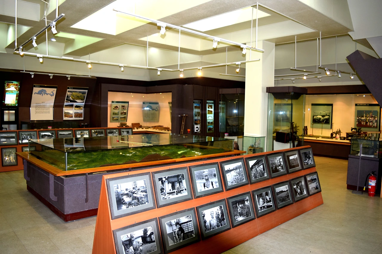 사진4-고종환 제공-전시관 내부. 정겨운 마을 풍경을 사진으로밖에 볼 수 없는 것이 안타깝다..JPG