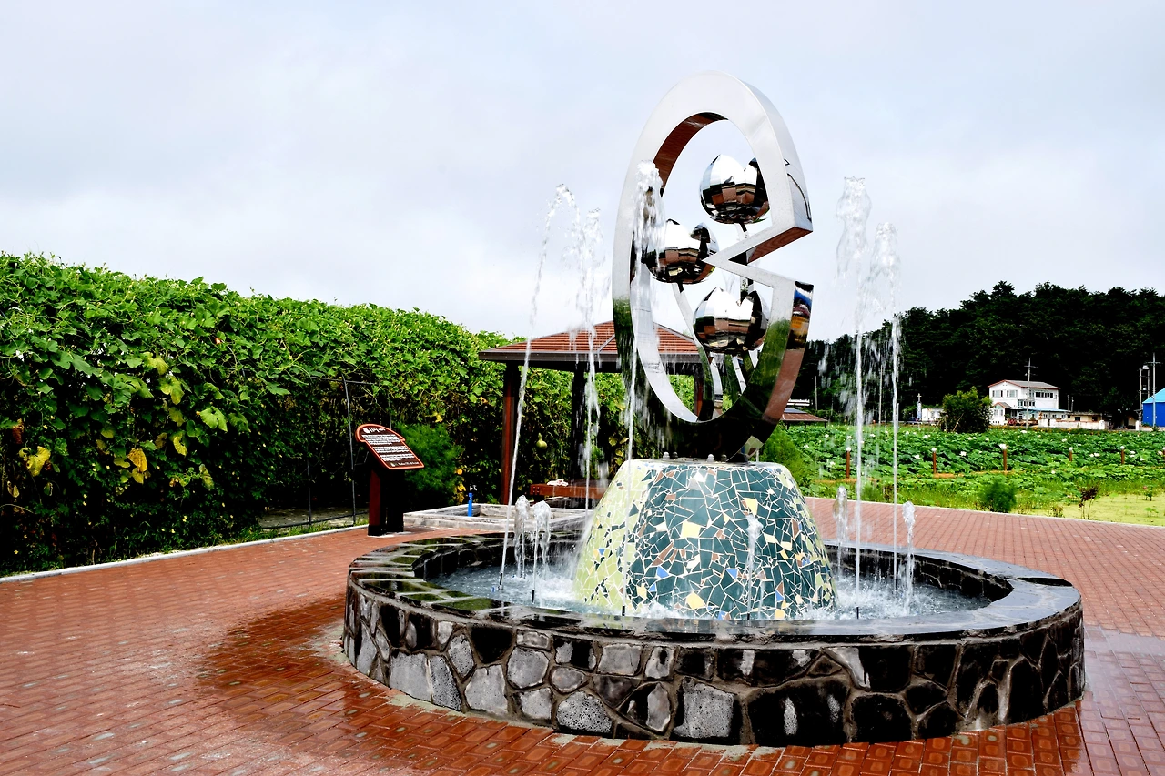 사진3-풍호마을 연꽃단지에 올해 새로이 생긴 분수대 조형물. 고종환 제공.JPG