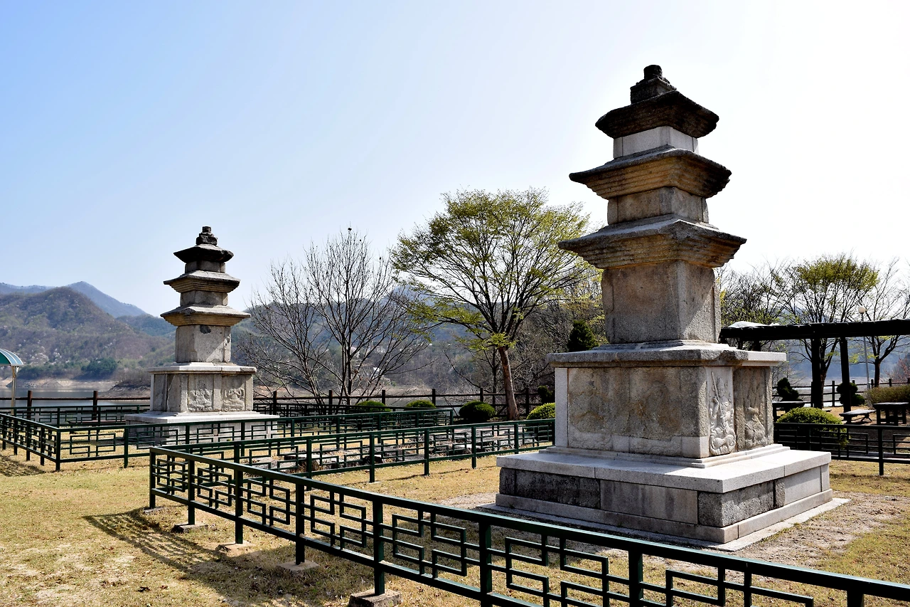 사진3-횡성댐 건설로 물에 잠길 위기에 놓이자 1998년 8월 이곳으로 옮겨온 중금리 삼층석탑. 강원도 유형문화재 제19호다..JPG