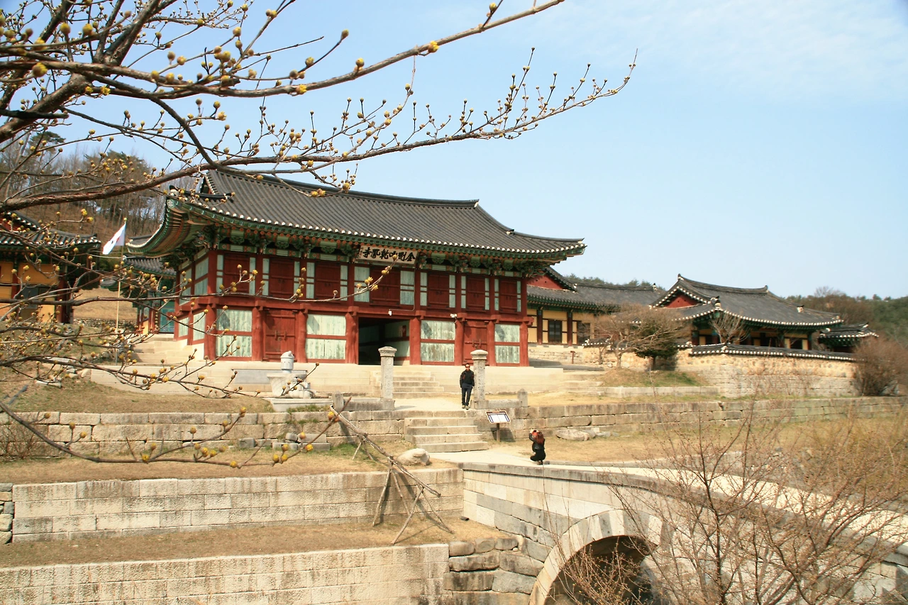 사진4-고종환 제공-속세의 파도를 헤치고 부처님 세상으로 이르는 다리라 하여 이름을 붙여진 능파교.JPG