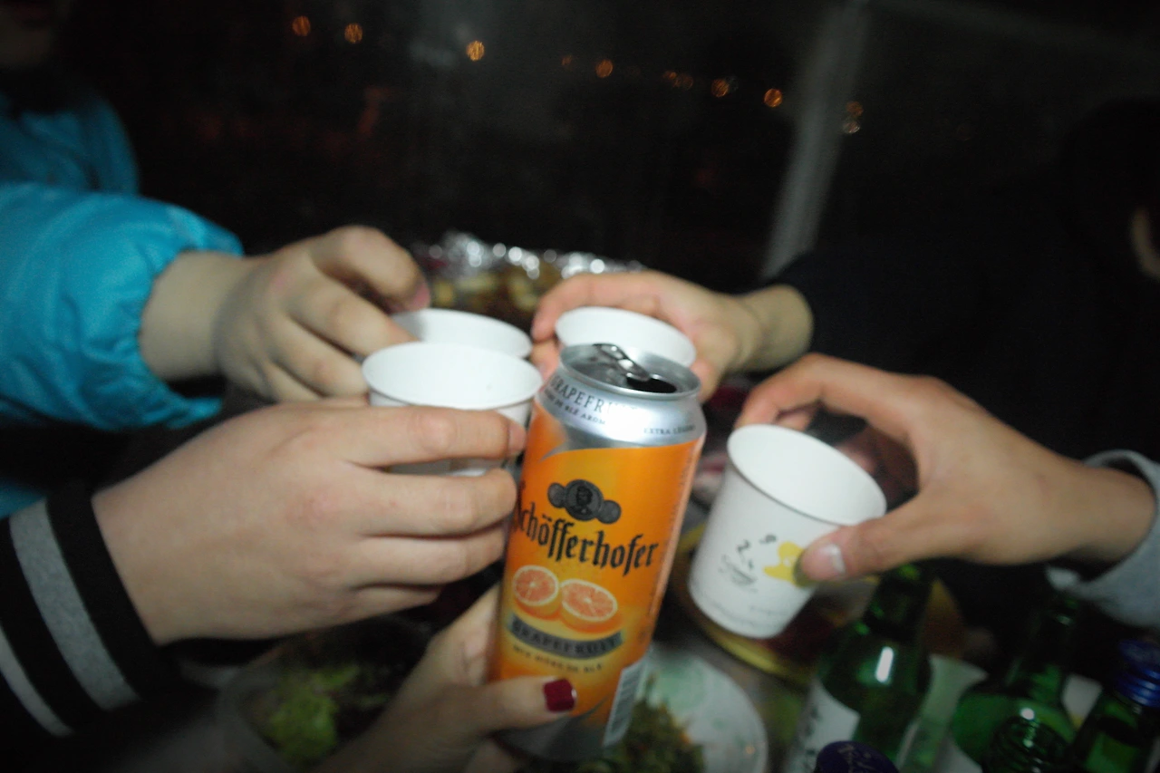 사진7-게스트하우스의 꿀재미는 단연 삼겹살 파티! 맥주 한잔 하며 나이를 허물고 친구가 되는 시간.JPG