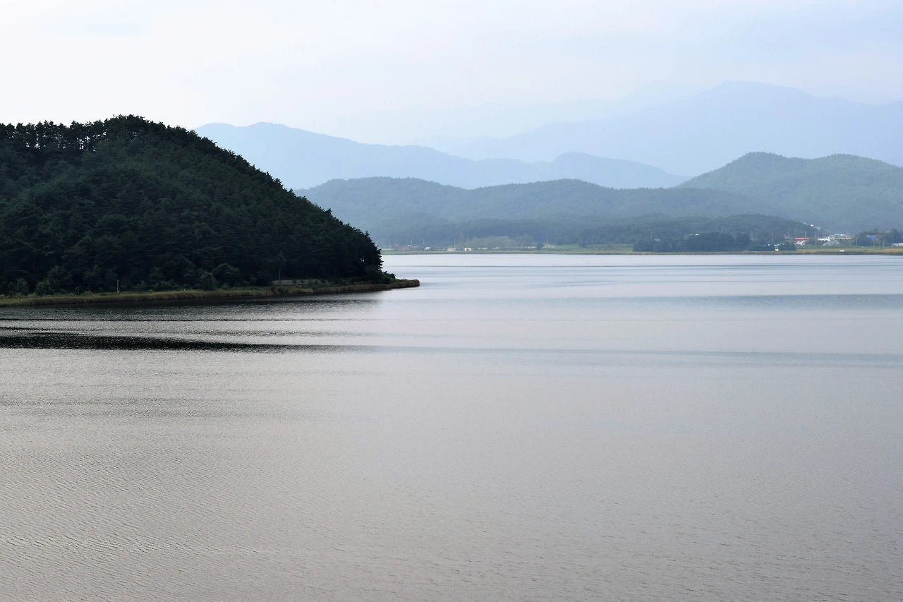 사진2-화진포호는 유역면적 약 20.07㎢, 수변길이 약 16km로 동해안 석호 중 가장 크다. - 고종환 제공.JPG