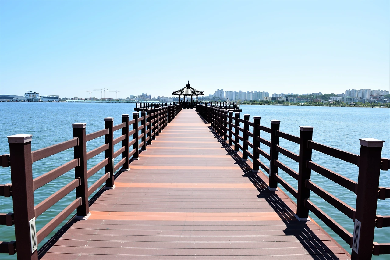 사진1-이번 여름 포켓몬 고 핫 플레이스였던 청초호.-고종환 제공..JPG