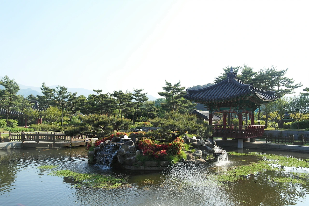 사진3-한국가사문학관 경내에 자리한 연못과 정원..JPG