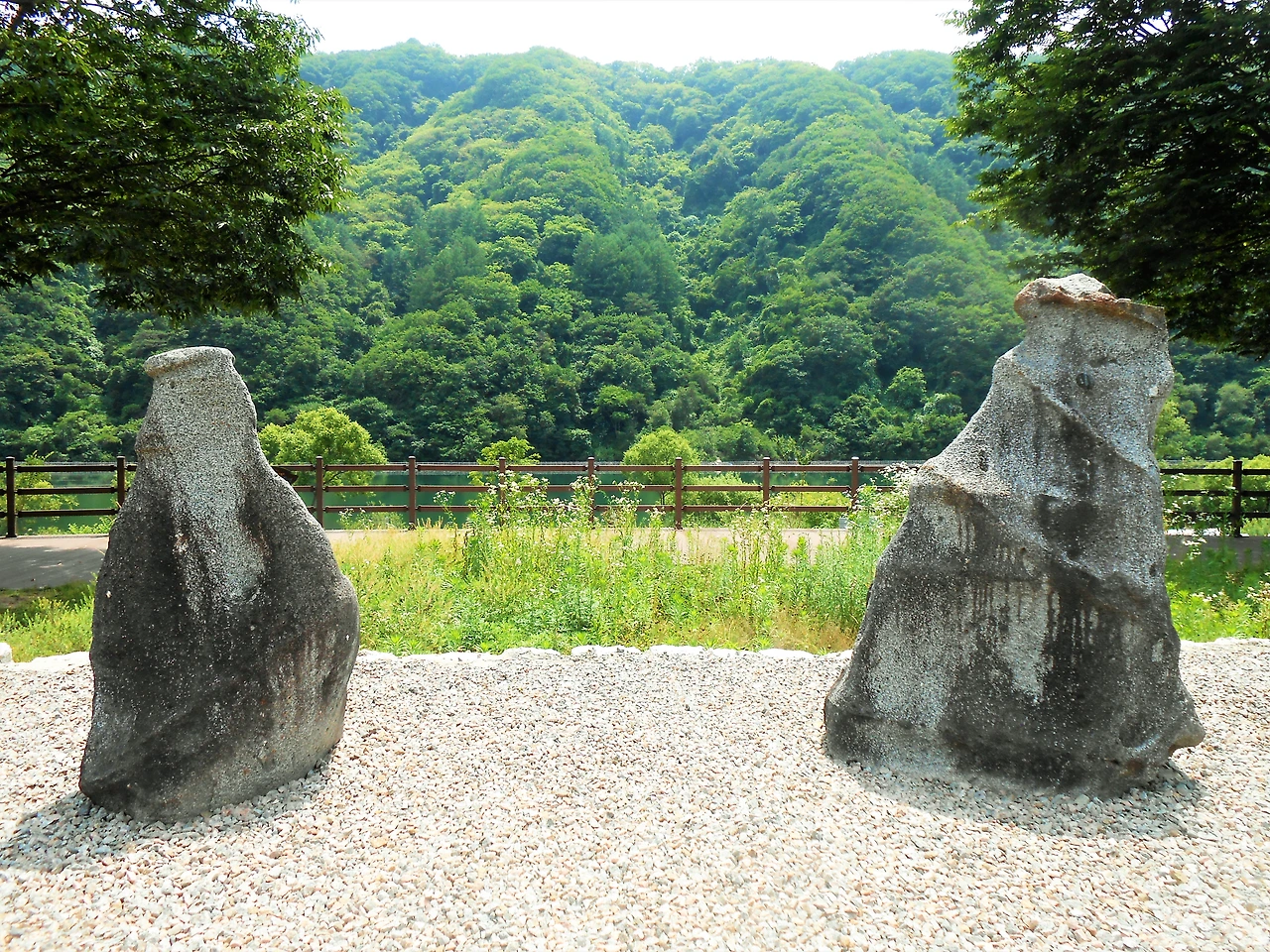 사진6-화천군 대이리에 있는 미륵바위..JPG