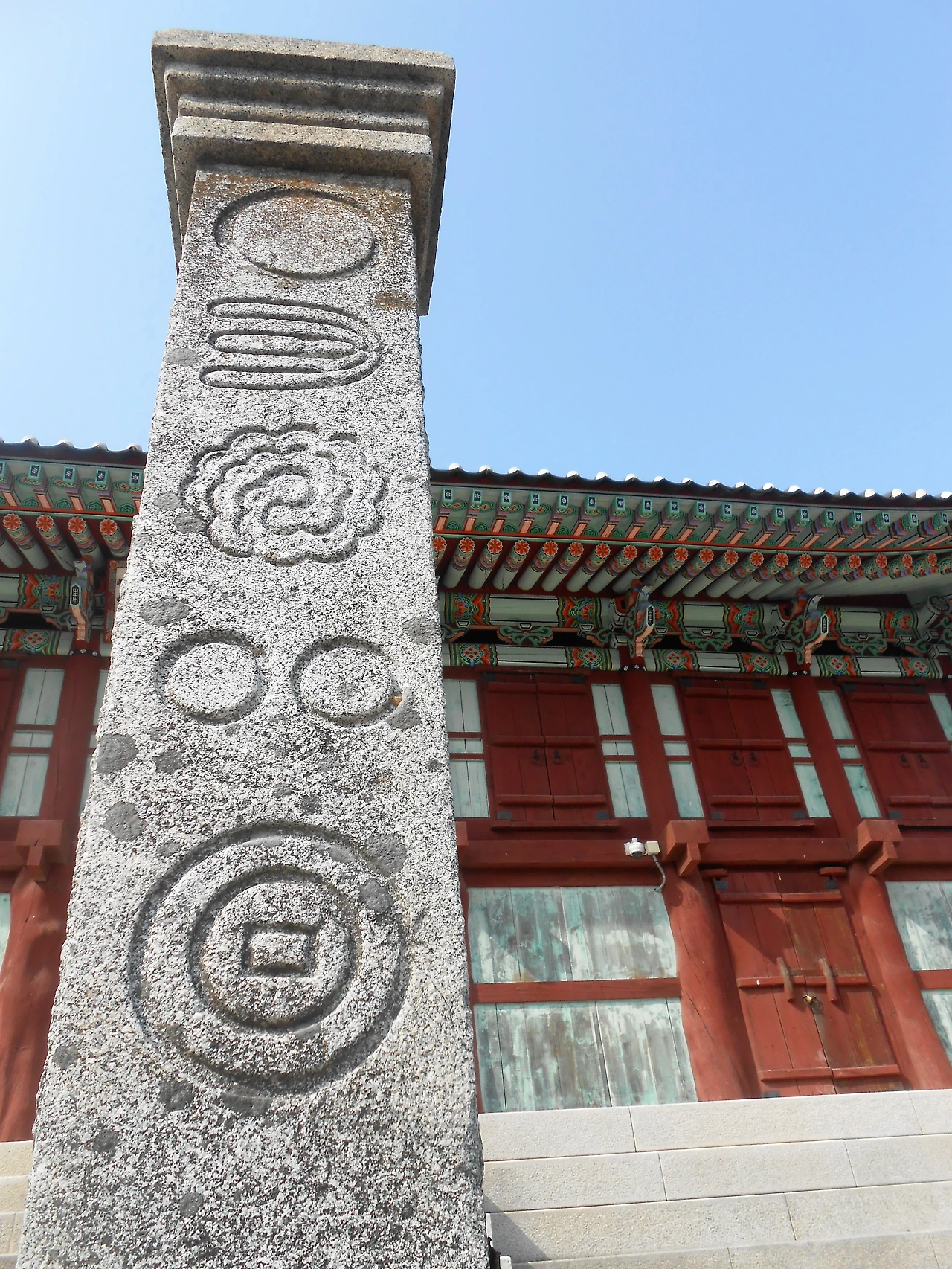 사진5-대석단 왼쪽에 위치한 십바라밀 석주. 원월, 신날, 구름, 좌우쌍정,고리두테 문양이 새겨져 있다..JPG