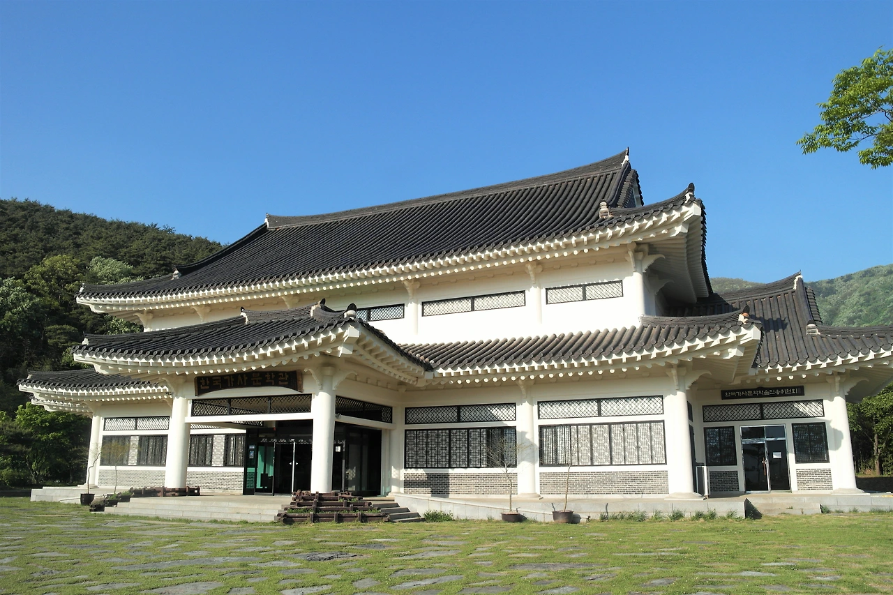 사진2-1995년부터 건립을 추진해 2000년 10월 완공한 한국가사문학관..JPG