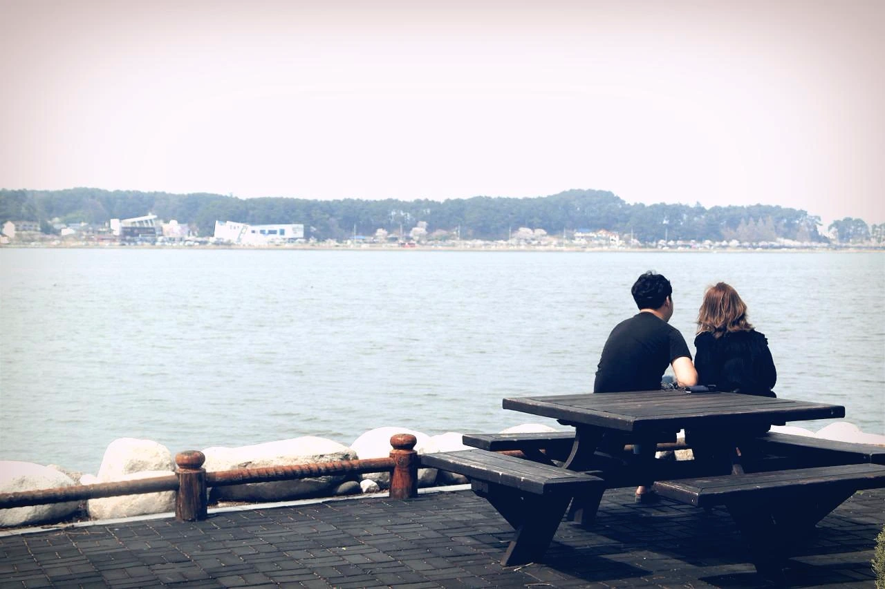 사진8-경포호는 곳곳에 앉아서 쉬어갈 수 있는 벤치가 많다. 호수를 함께 바라보며 이야기 나누기 좋다..JPG