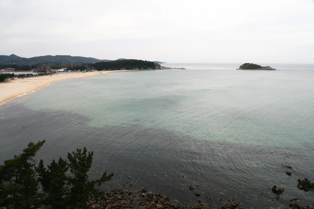 사진14-고종환 제공-하얀 모래, 거북이 형상의 금구도, 눈부신 절경을 이루는 화진포 해수욕장.JPG