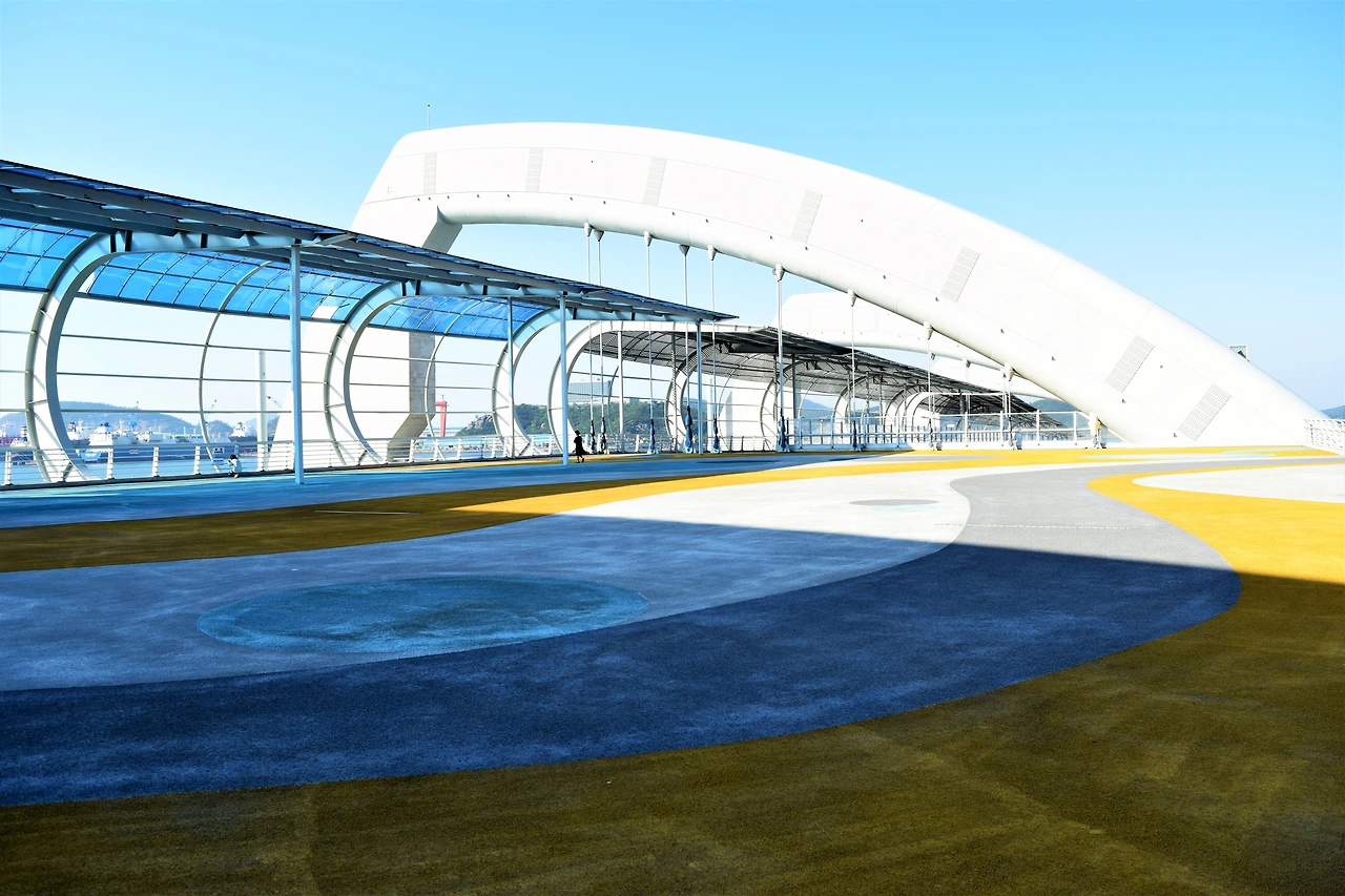 사진10-고종환 제공-영암호와 서해를 감상하고, 산책할 수 있는 전망데크.JPG