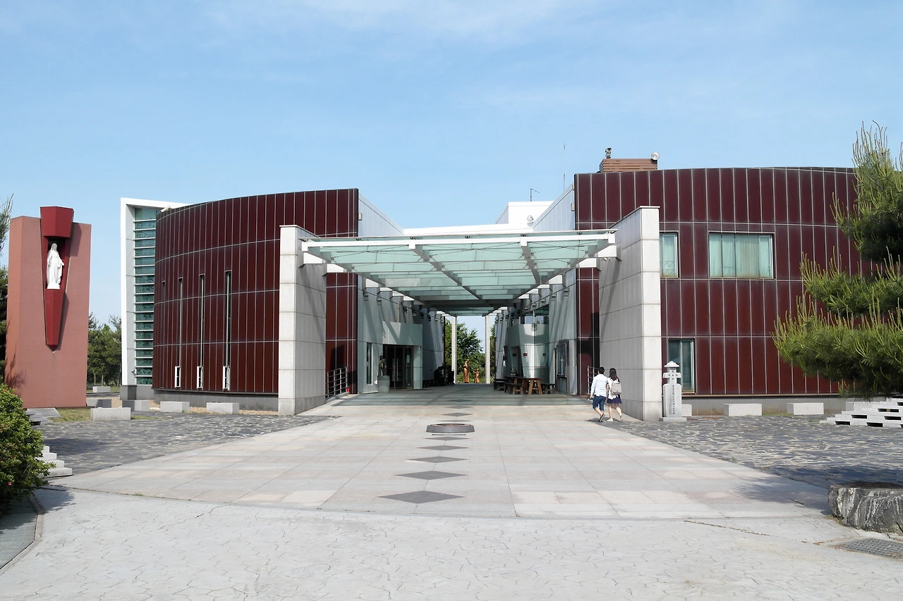 사진3-김대건 신부와 밀사들이 조선 입국을 위해 탔던 라파엘호를 현대적 의미로 재해석하여 건축한 성 김대건 안드레아 기념 성당 및 기념관..JPG