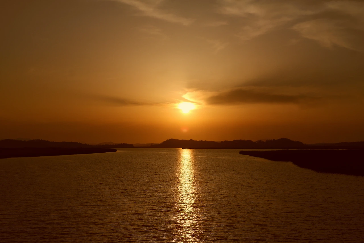 사진10-부모님과 함께 바라본 해남 고천암호의 일몰은 호수여행 중 가장 잊지 못할 순간이다. -고종환 제공..JPG
