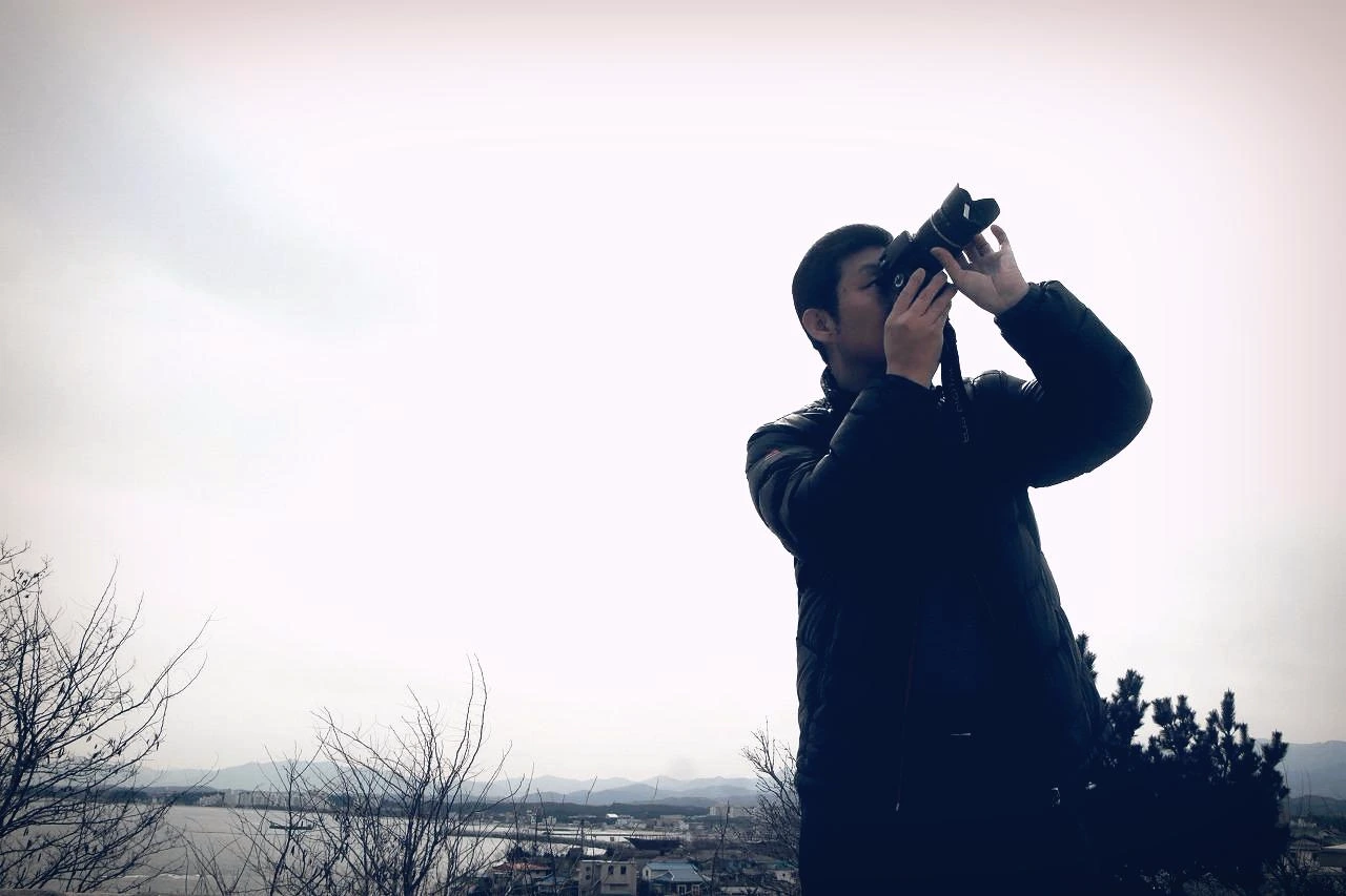 사진9-카메라 감독이셨던 아빠는 투철한 책임감과 사명감으로 모범이 되어 두 차례 표창패를 받기도 하셨다..JPG