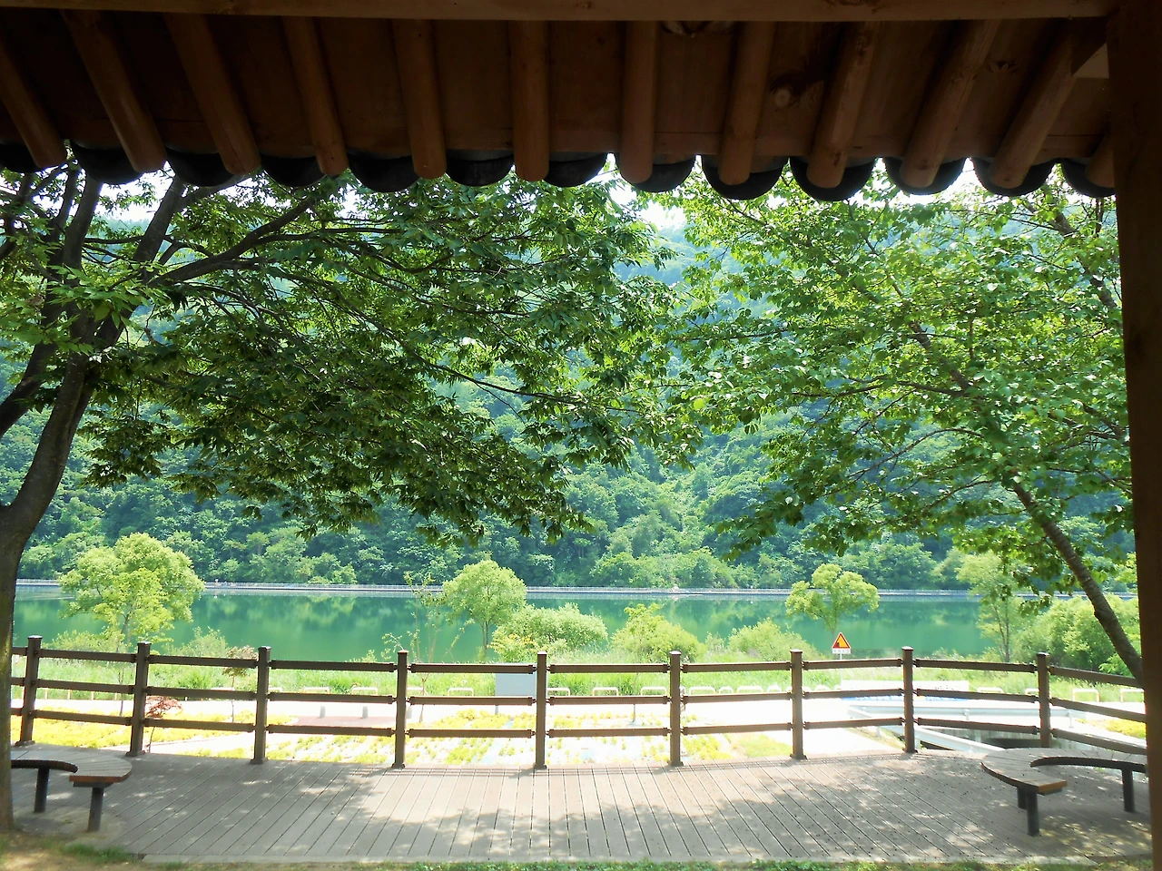 사진5-미륵바위 쉼터 도착! 잠시 자전거를 세우고 풍경을 바라본다..JPG
