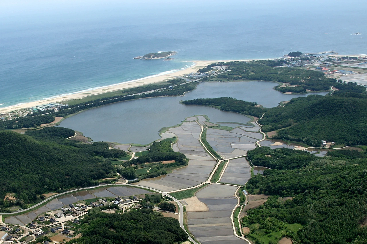 사진4-하늘에서 내려다본 송지호. 2014년 5월 항공 촬영.- 고성군청 제공..JPG
