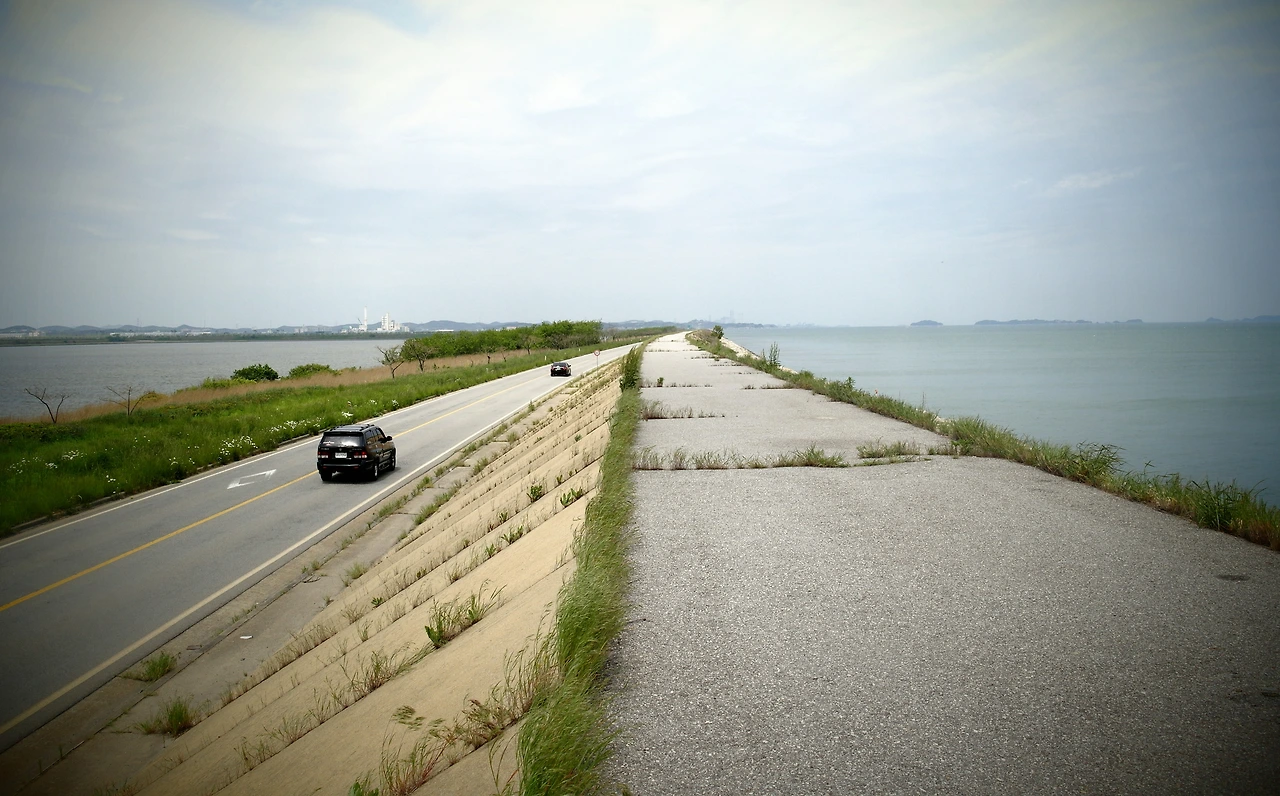 사진4-제방에 오르면 호수, 바다, 방조제 도로, 이 모두를 한눈에 볼 수 있다..JPG