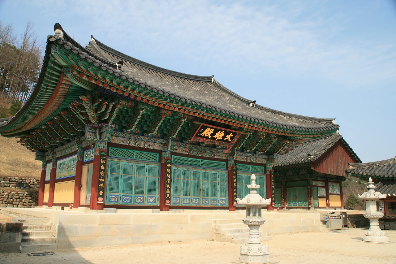 사진7-고종환 제공-전국 4대 사찰의 하나인 건봉사. 대웅전에서 마음을 가다듬는 시간을 가져본다..JPG