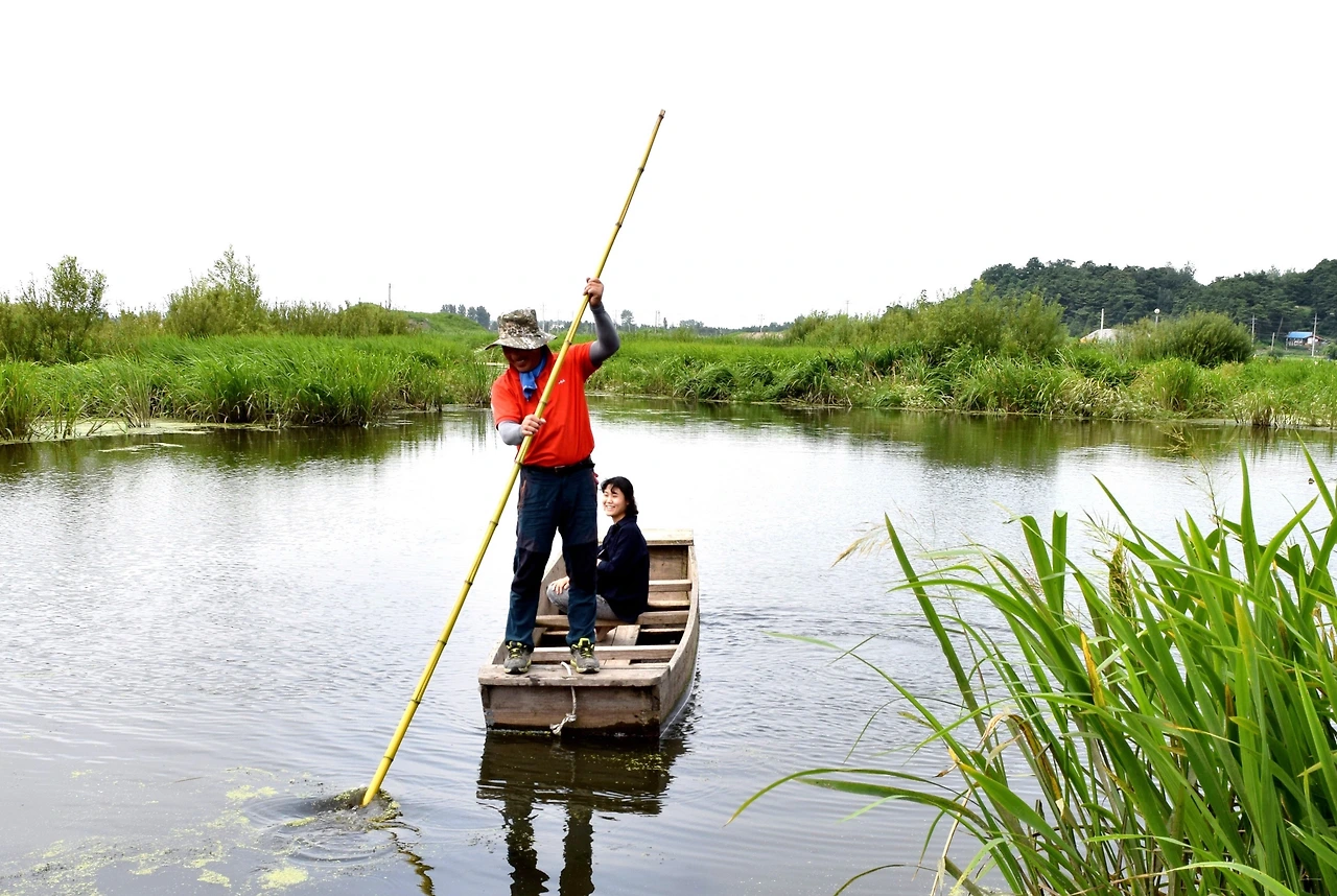 사진9-축제에서 가장 인기가 좋은 전통갯배 체험. 갯배에 올라 직접 운전 해볼 수 있다.-고종환 제공.JPG