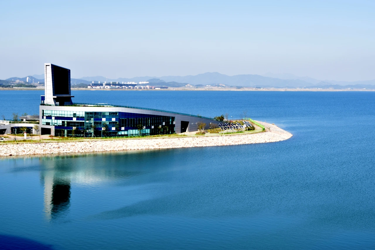 사진1-고종환 제공-영암호를 바라보며 바쁘게 사는 일상을 되돌아본다..JPG