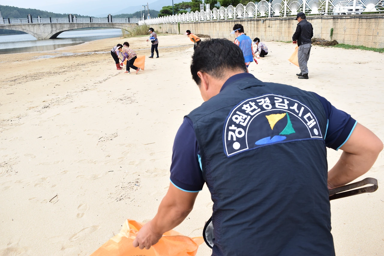 사진4-화진포호가 깨끗하게 보존되는 이유 중 하나! 석호를 지키는 사람들이 있기 때문이다. - 고종환 제공.JPG