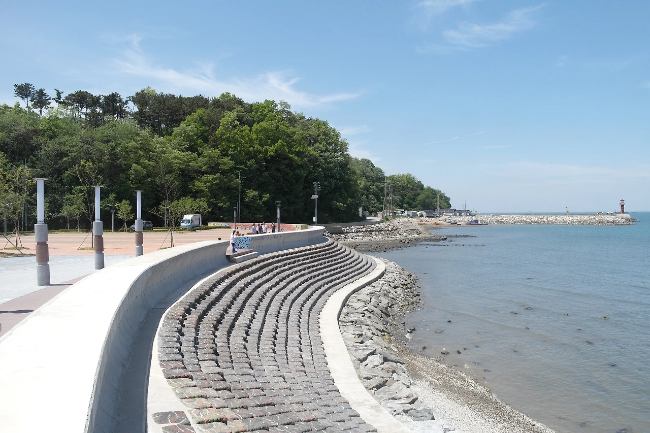 사진14-최근에 조성된 안섬포구 친수공원. 식후에 산책을 해보는 건 어떨까..JPG