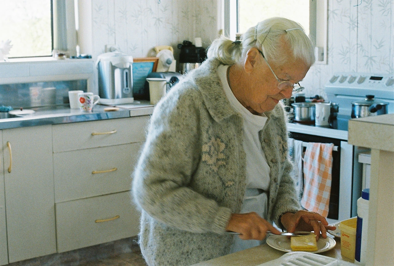 2020 베티할머니_간식주시는1_주름.JPG