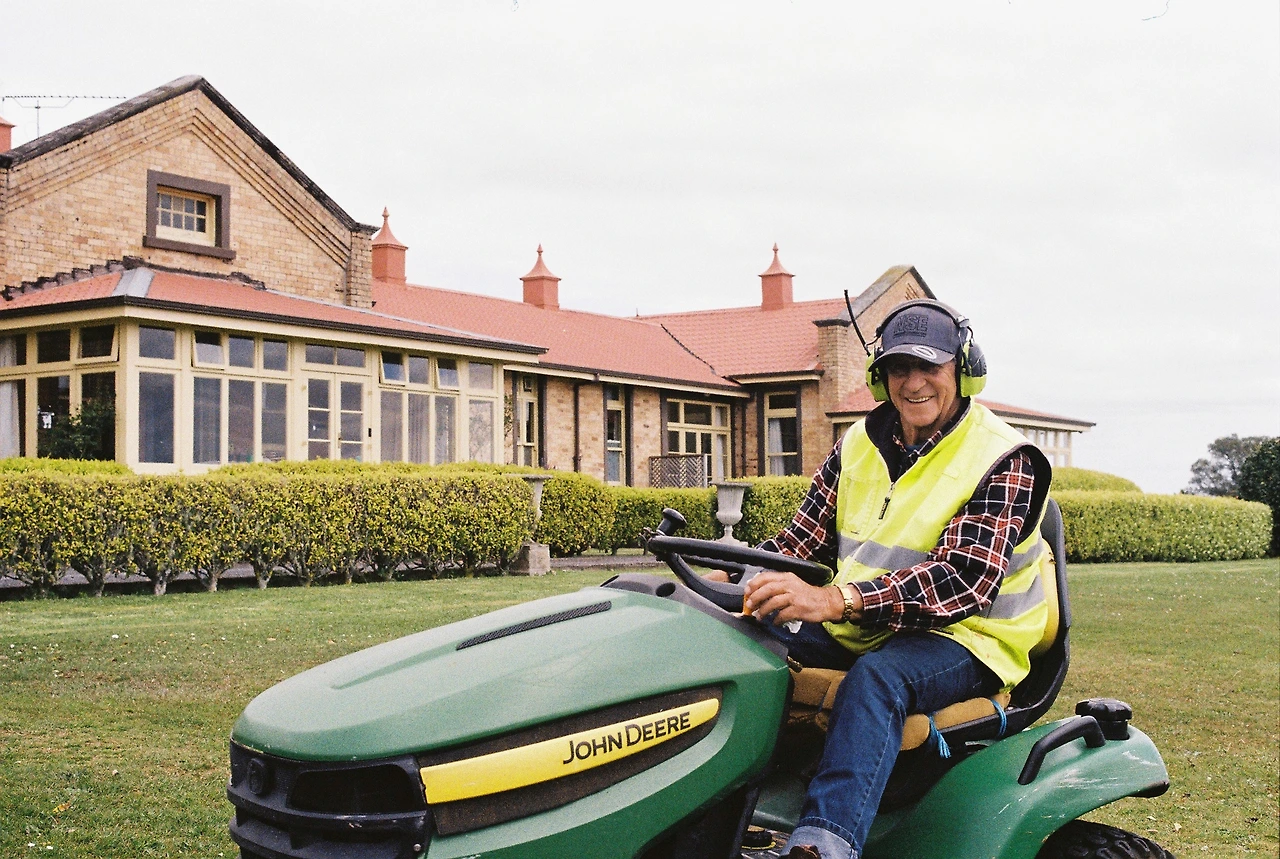 2020 매노뷰즈_잔디깍는 할아버지5.JPG