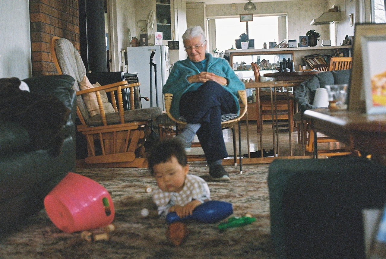 2022 아기를 바라보는 베티 할머니와 로이.JPG