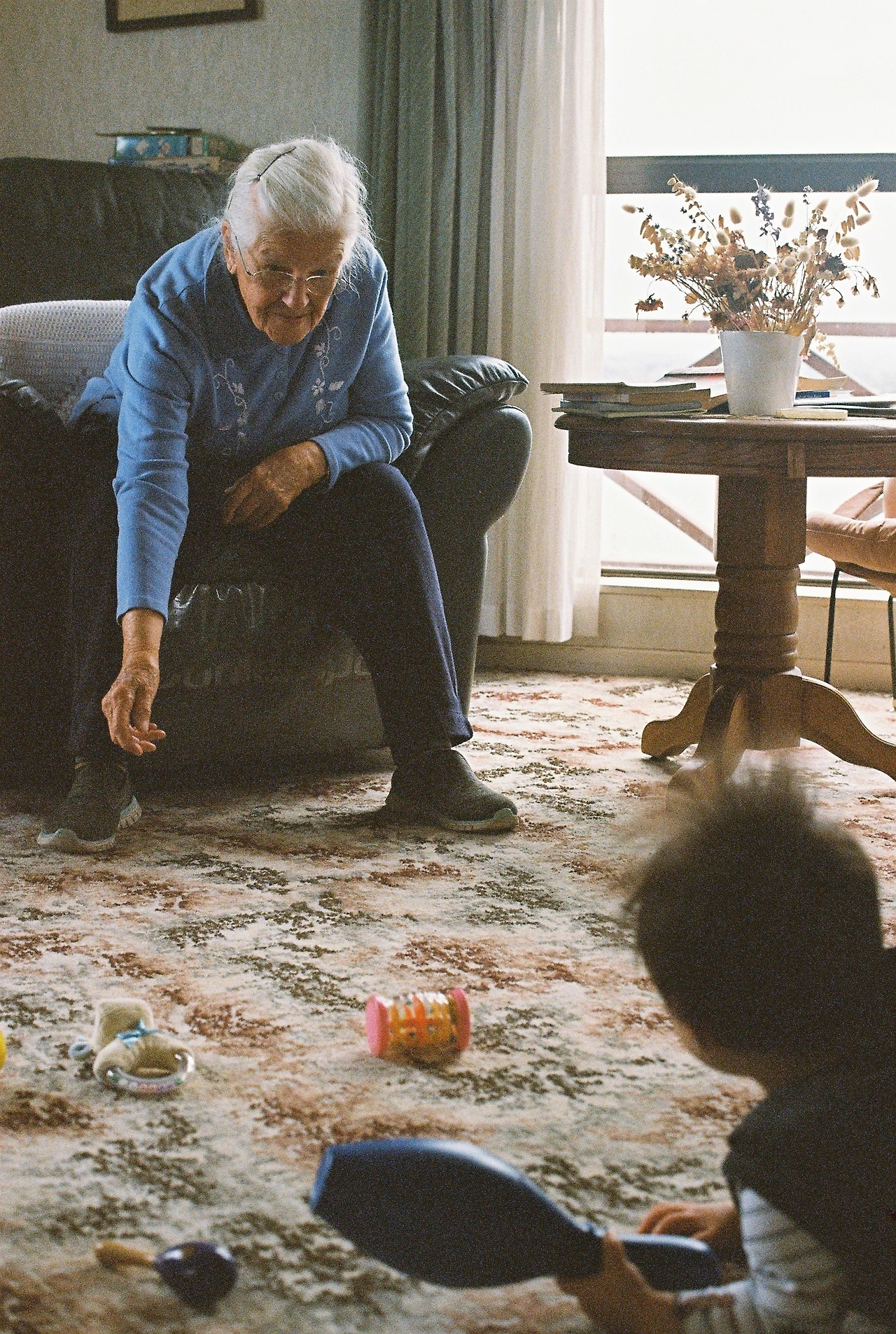 2022 아기를 바라보는 베티 할머니_로이1.JPG