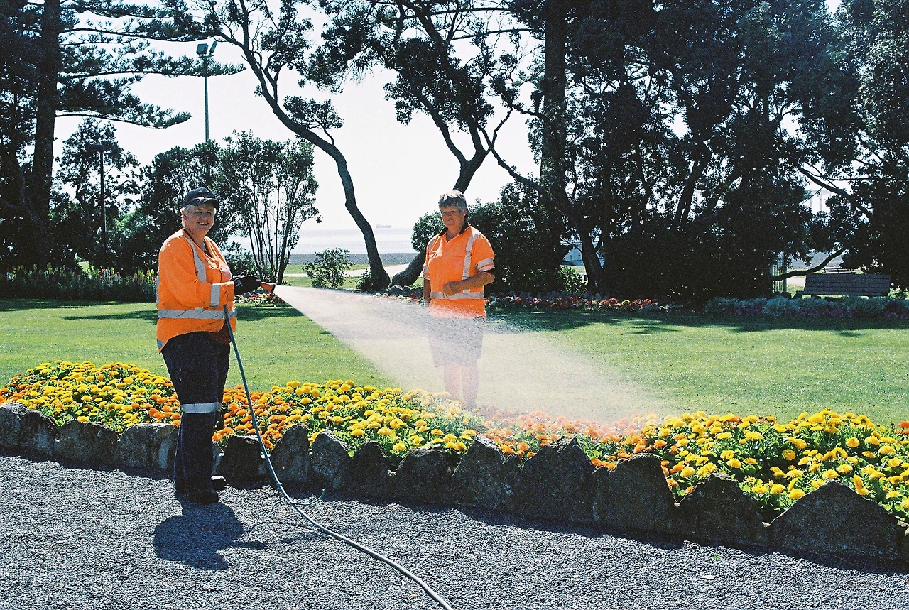 2021 네이피어_화단에 물을 주는 사람.JPG