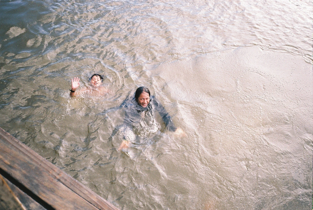 2019 나우로와이아 수영하는 아이들.JPG