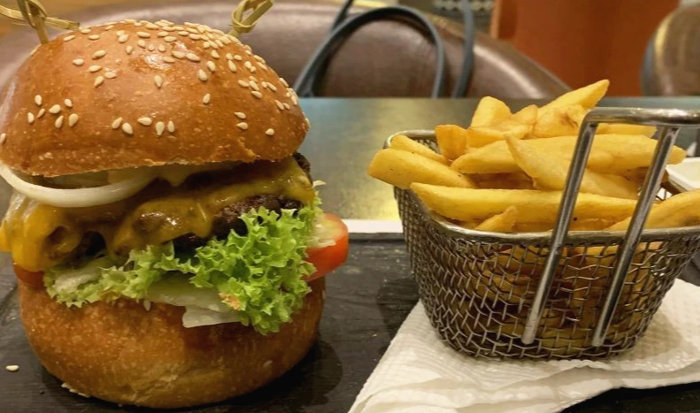 에릭카이저 스테이크 버거.jpeg