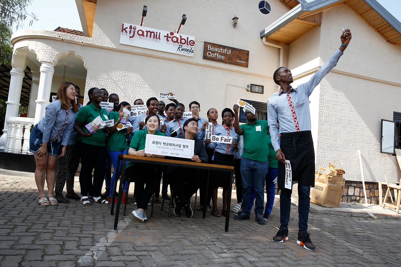 아름다운커피 르완다 카페 & 키자미테이블 (c)아름다운커피&공감아이임종진.JPG