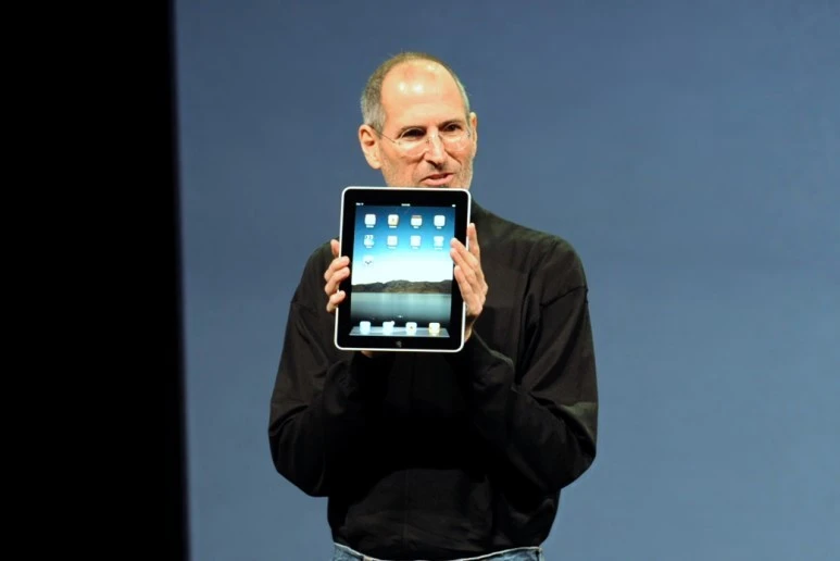 Steve_Jobs_with_the_Apple_iPad_no_logo.jpg?type=w1600