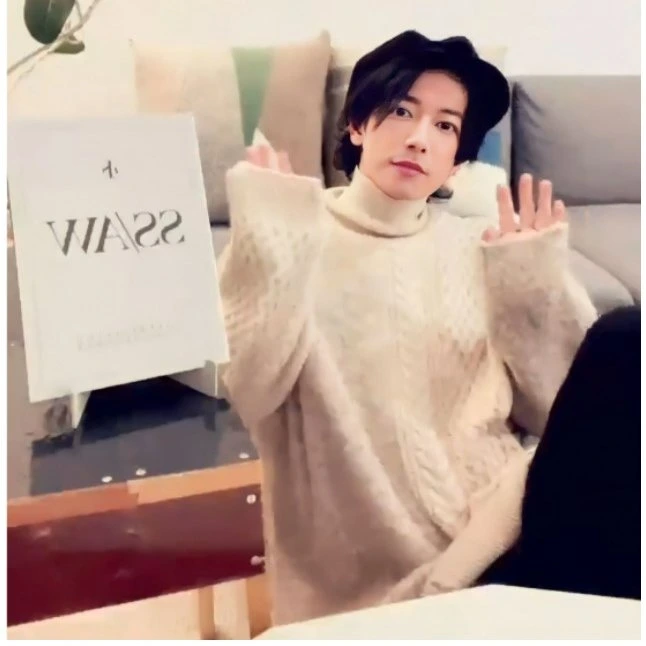 GtuZgT9aoAAF3LB?format=png&name=small