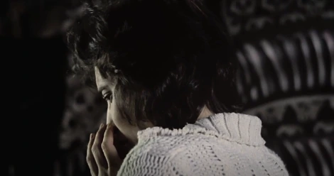 뒤돌아있지만 궁금하지.PNG