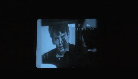 그녀를 훔쳐보고 있었다.PNG