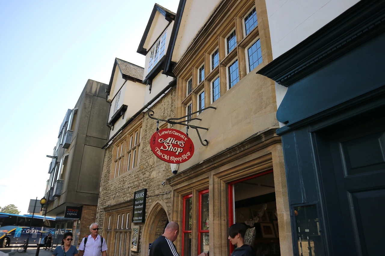 옥스퍼드-앨리스샵.JPG
