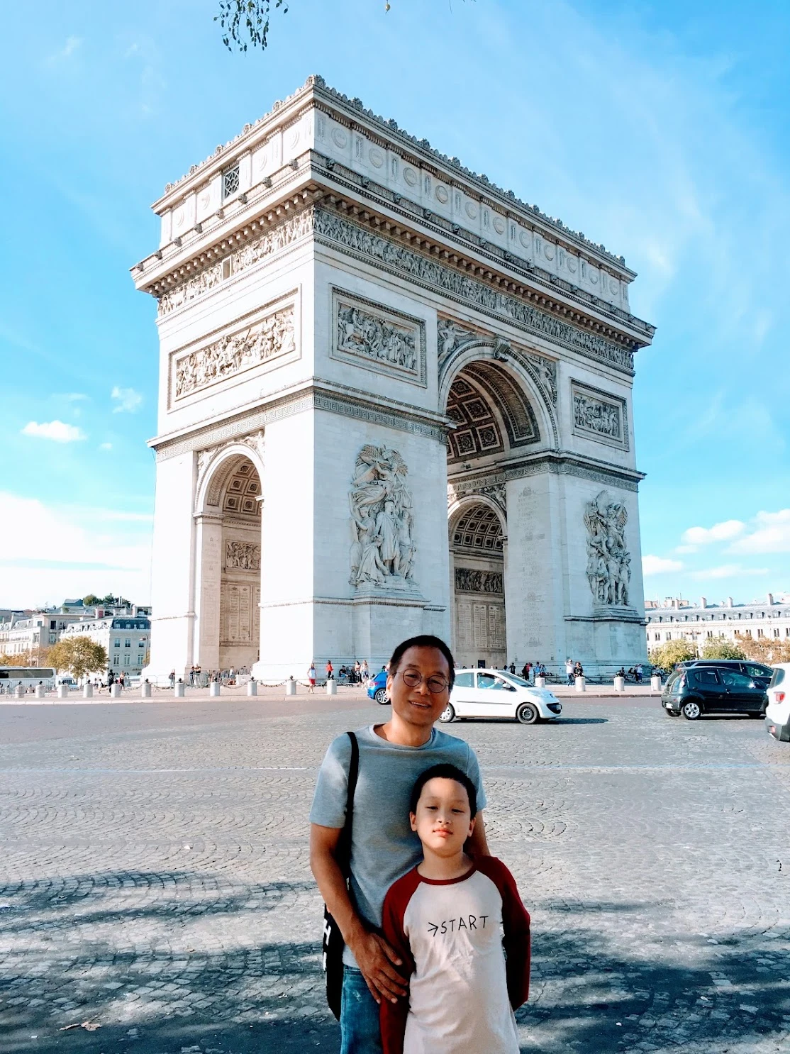 파리_개선문 앞_아빠와 민.JPG