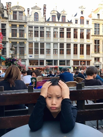 브뤼셀_그랑플라스_괜히 이상한 표정 짓는 민 군.JPG