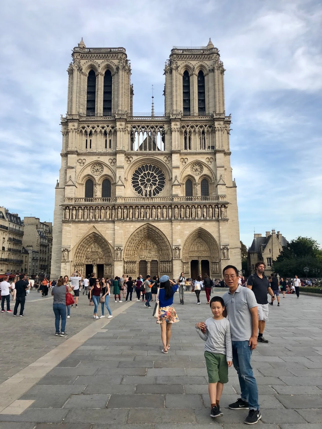 파리_노트르담 앞_아빠와 민.JPG