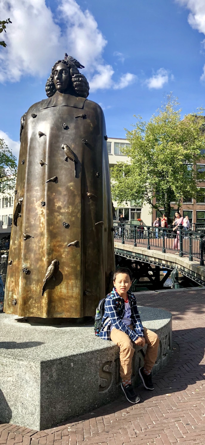 암스테르담_스피노자 동상.PNG
