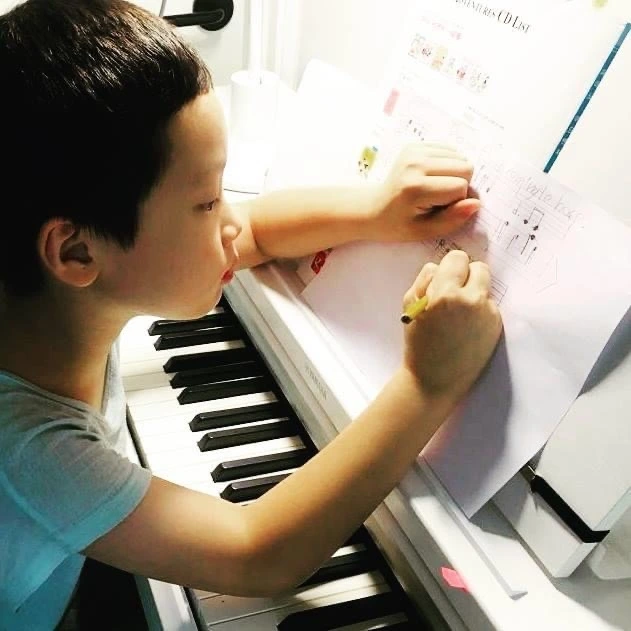 마지막 장_리추얼_민 군은 작곡 중.JPG