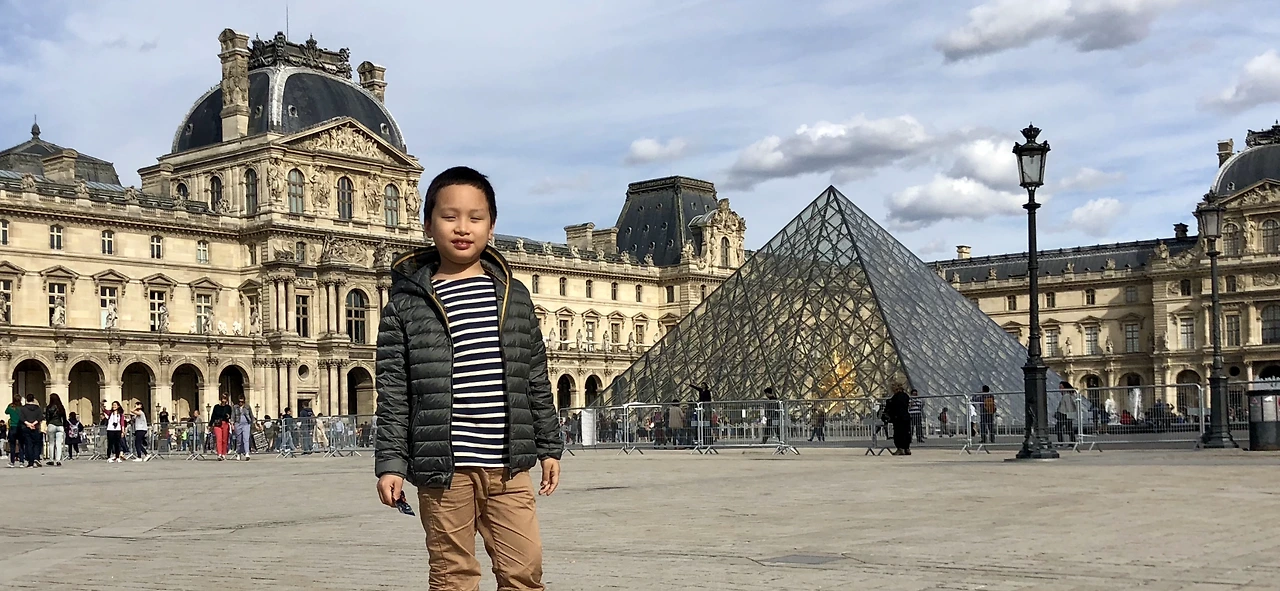 파리_루브르 앞.PNG