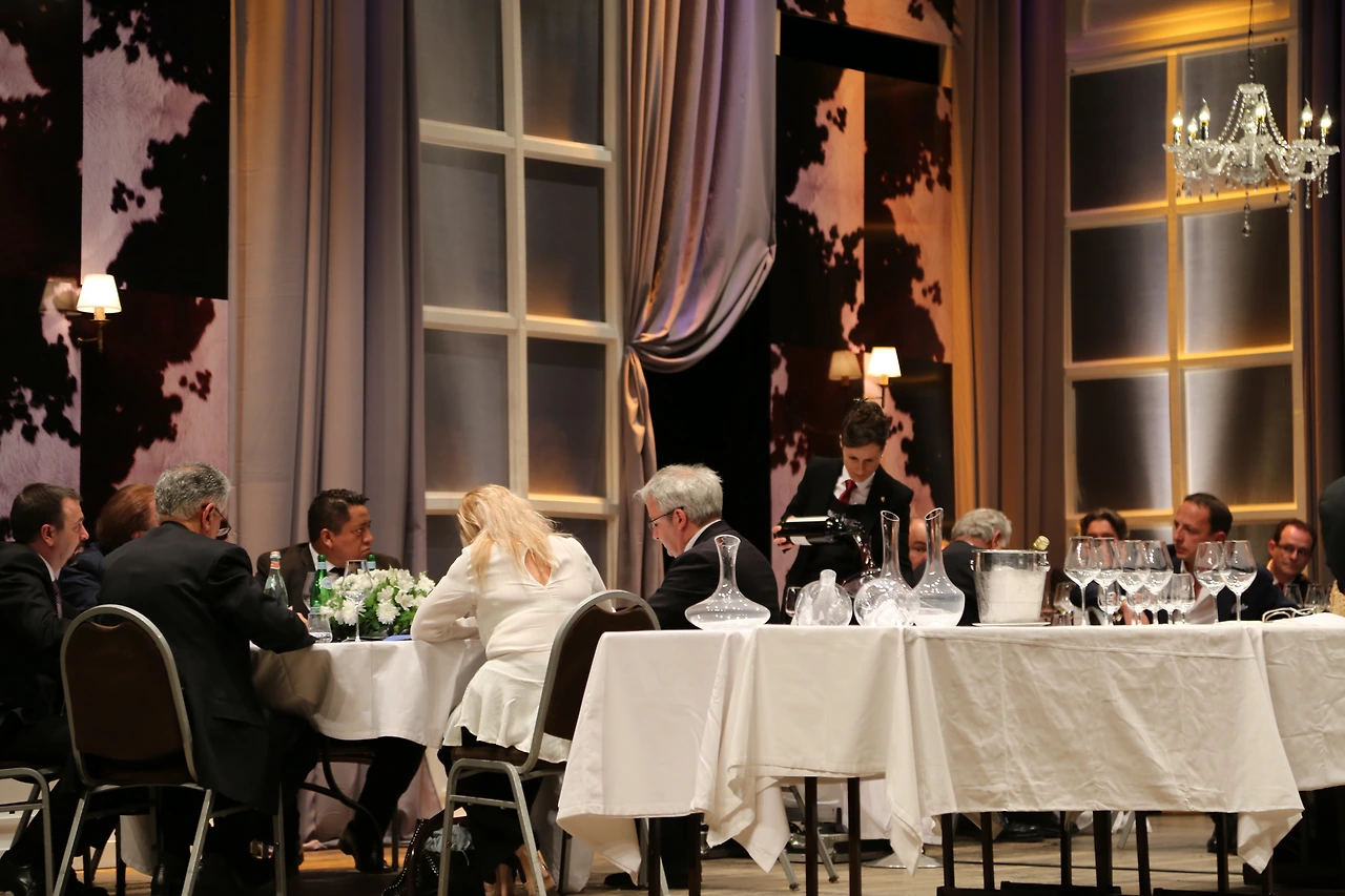 레스토랑에서 소믈리에 와인 서비스.JPG