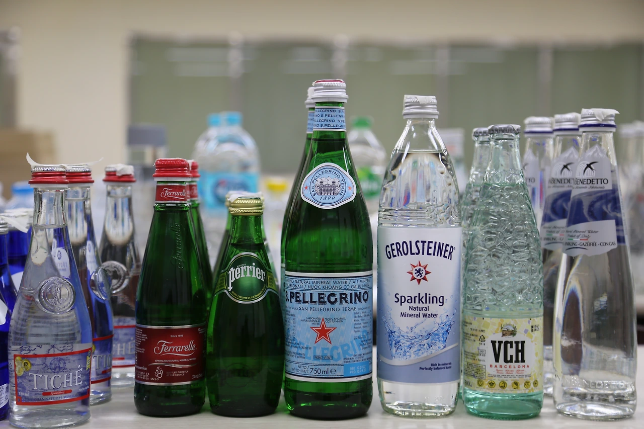 2. 세계적으로 유명한 다양한 프리미엄 먹는샘물.JPG