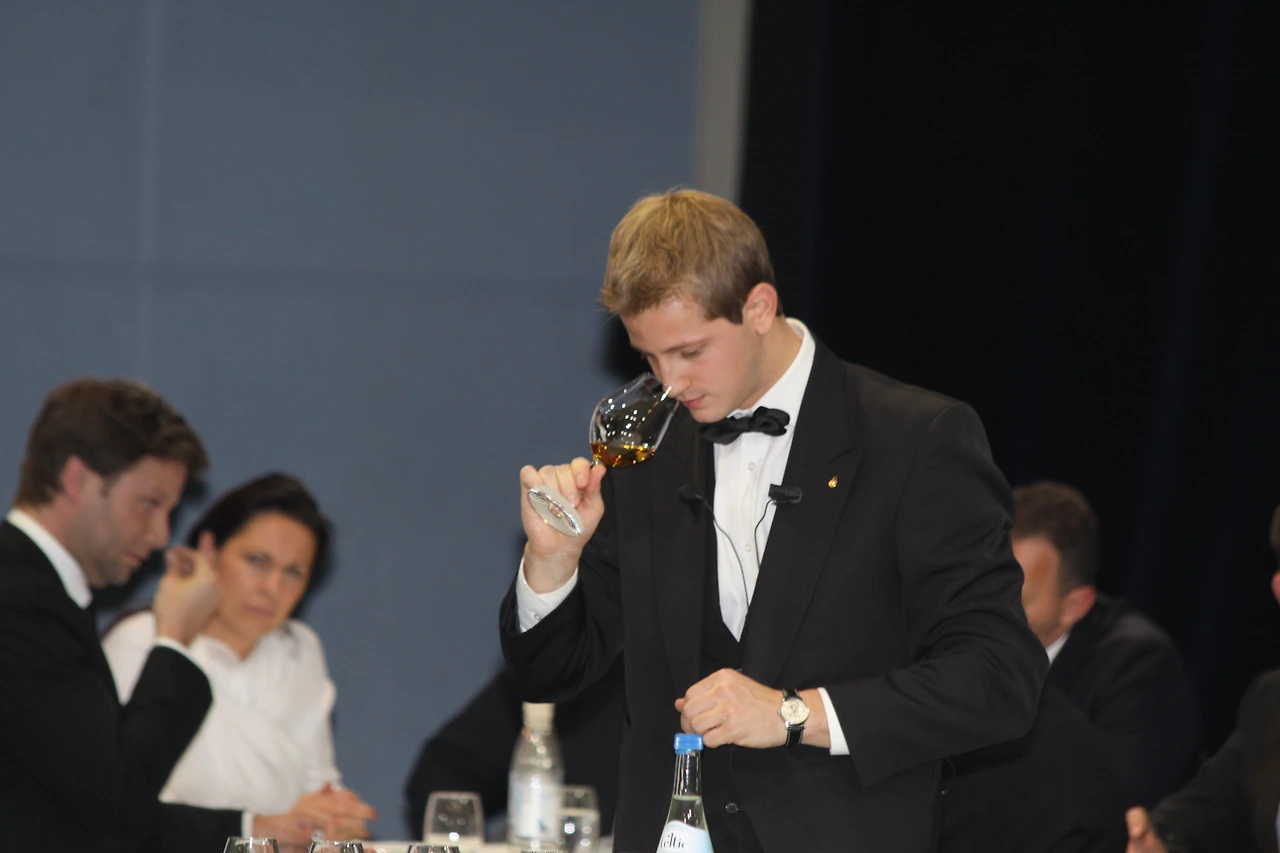 소믈리에의 와인 테이스팅.JPG